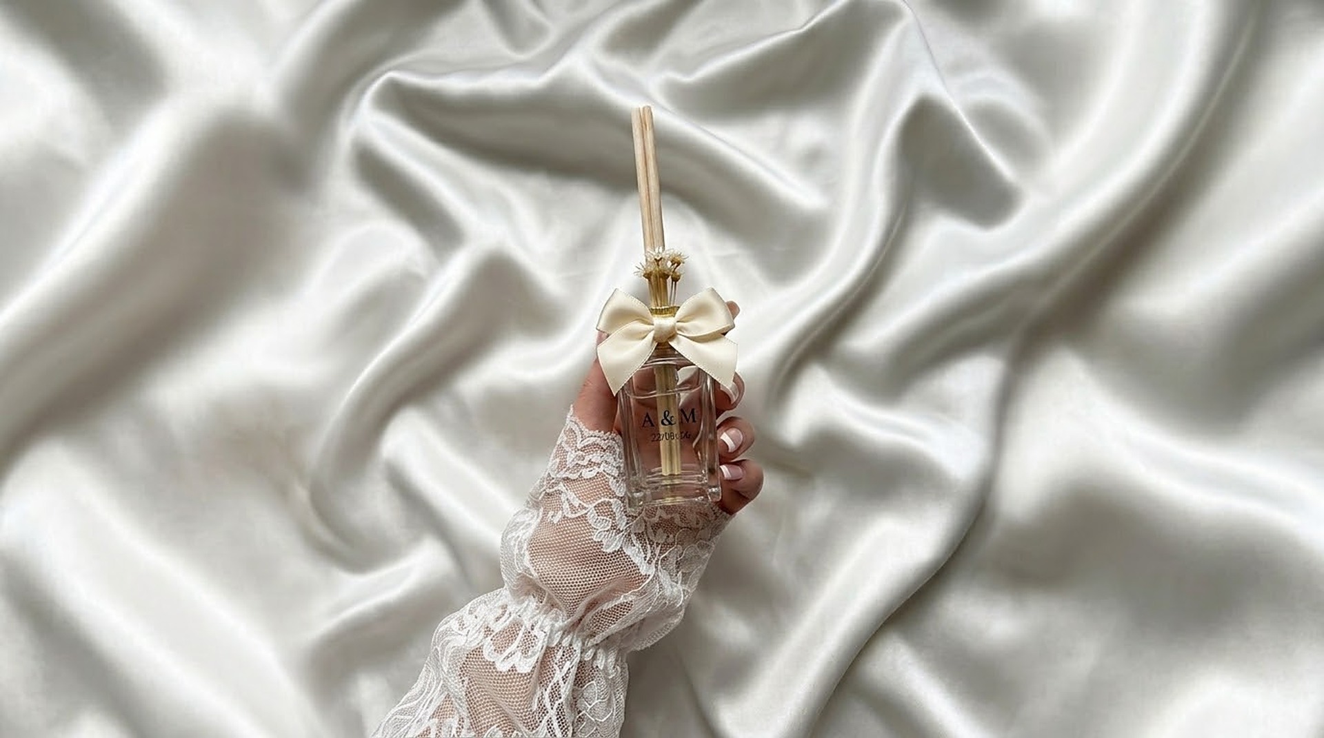 Mini aromatizador de ambiente com laço de cetim e flores secas